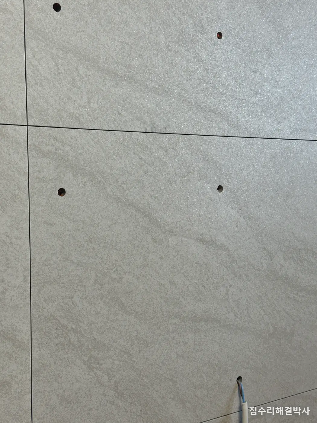 이사 온 집 아트월에 남은 티비 타공 자국 — 앙카를 빼고 조색해 메우는 복원 시공 사진 3