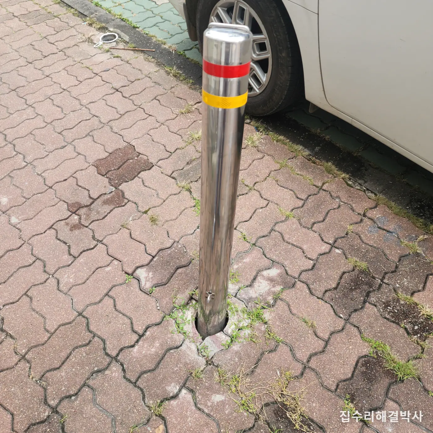 차에 들이받힌 매립 볼라드 재시공 — 건물 대리석 벽에 체인 걸 아이볼트 체결 시공 사진 1