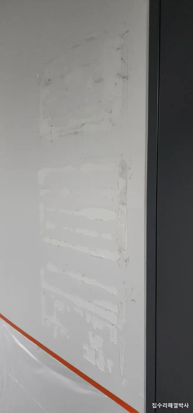 간판 떼다 석고가 뜯겨 나갔다면 — 두껍게 한 번보다 얇게 다섯 번입니다