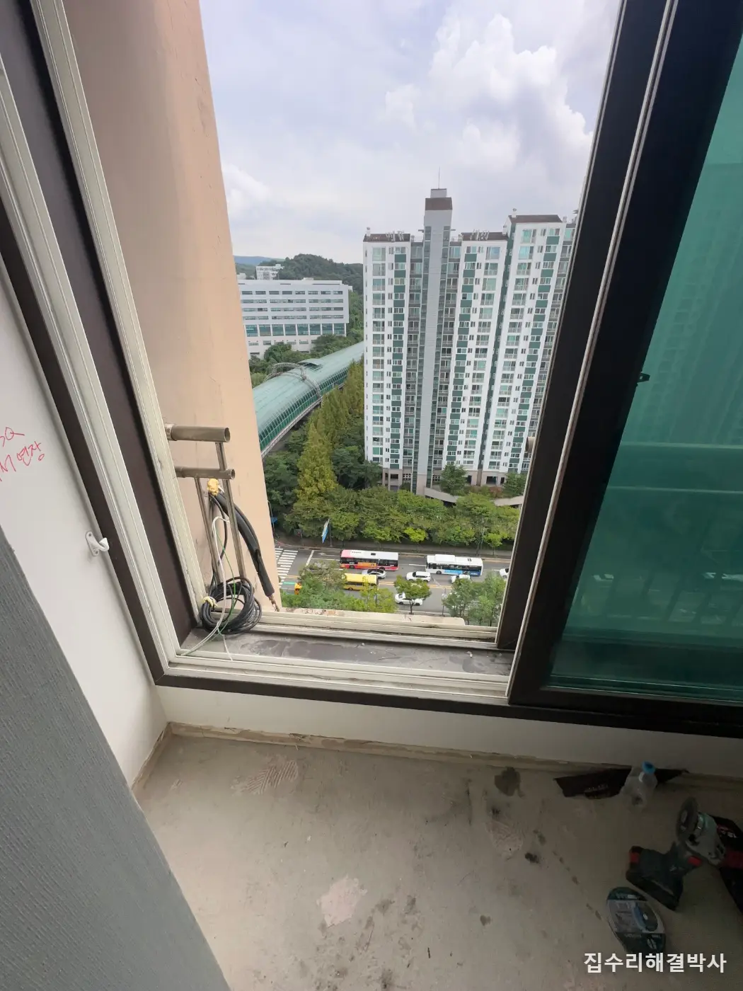 베란다 난간을 통째로 안 뜯고 그 구간만 — 실외기 자리만 절개해 갈아 끼우고 높이 1220mm를 맞춘 방법 시공 사진 3