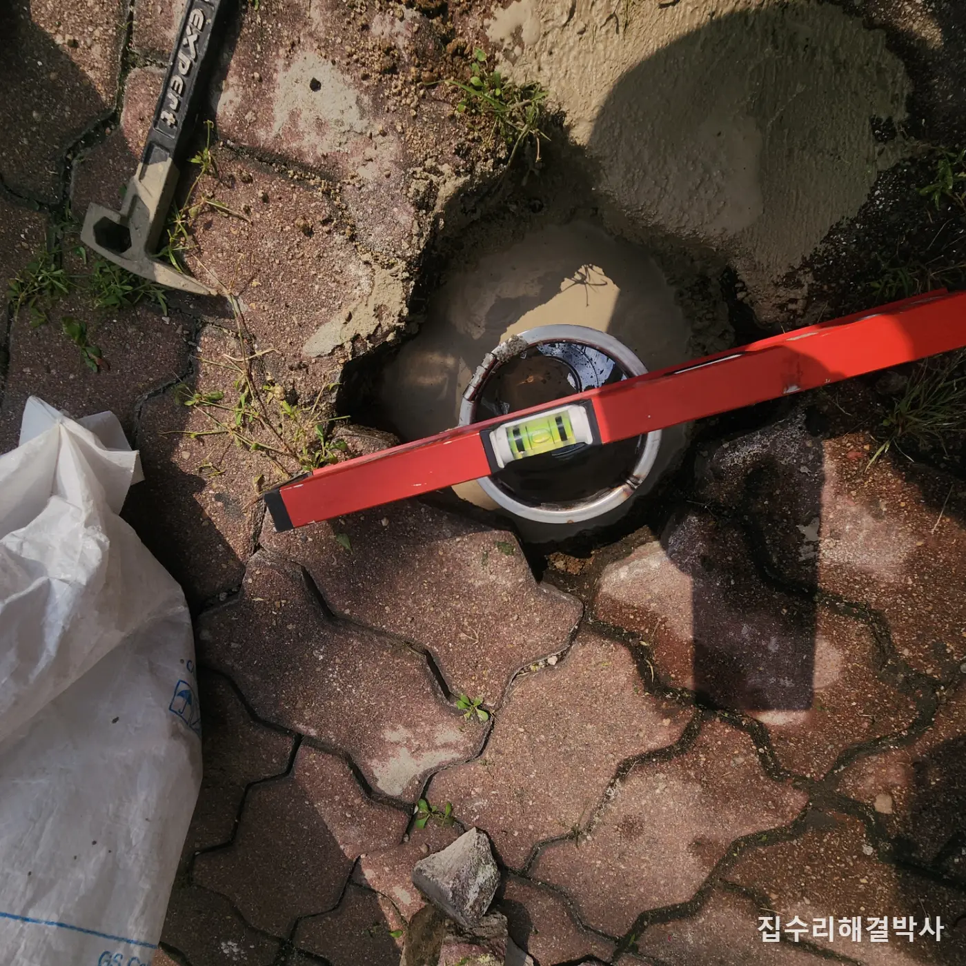 차에 들이받힌 매립 볼라드 재시공 — 건물 대리석 벽에 체인 걸 아이볼트 체결 시공 사진 5