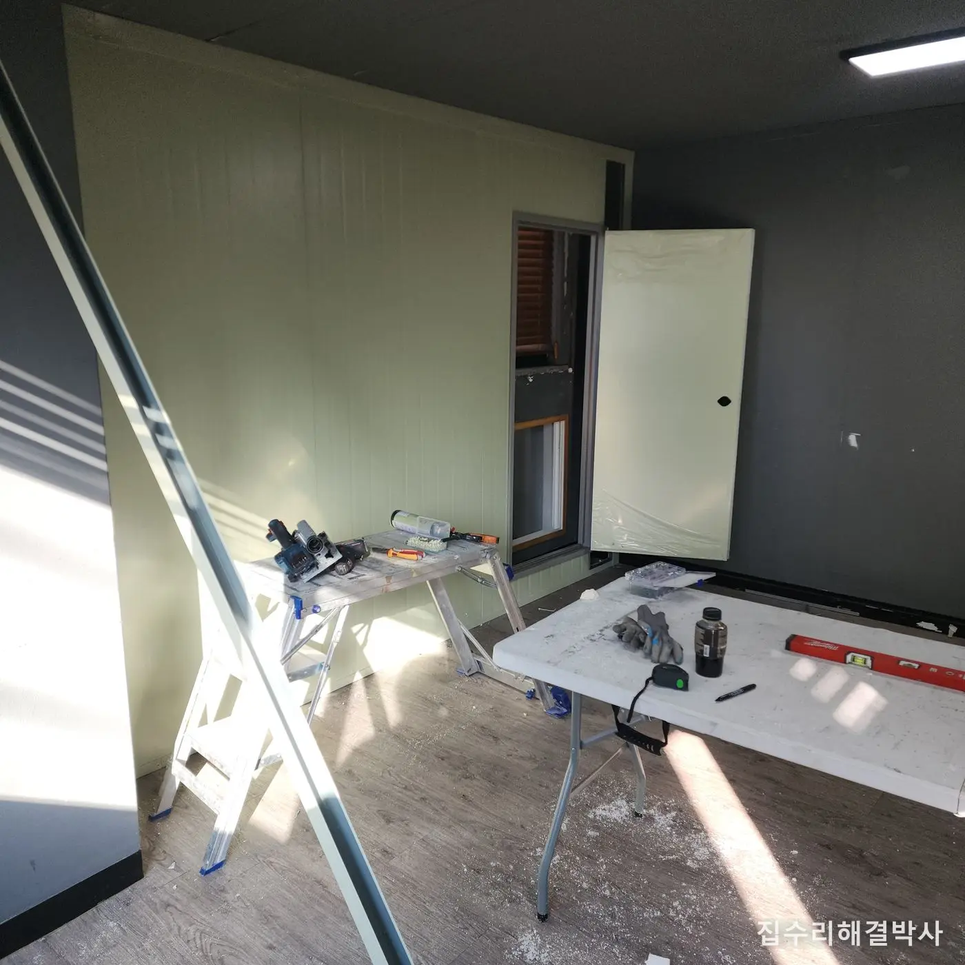 판넬 가벽을 세우는 중