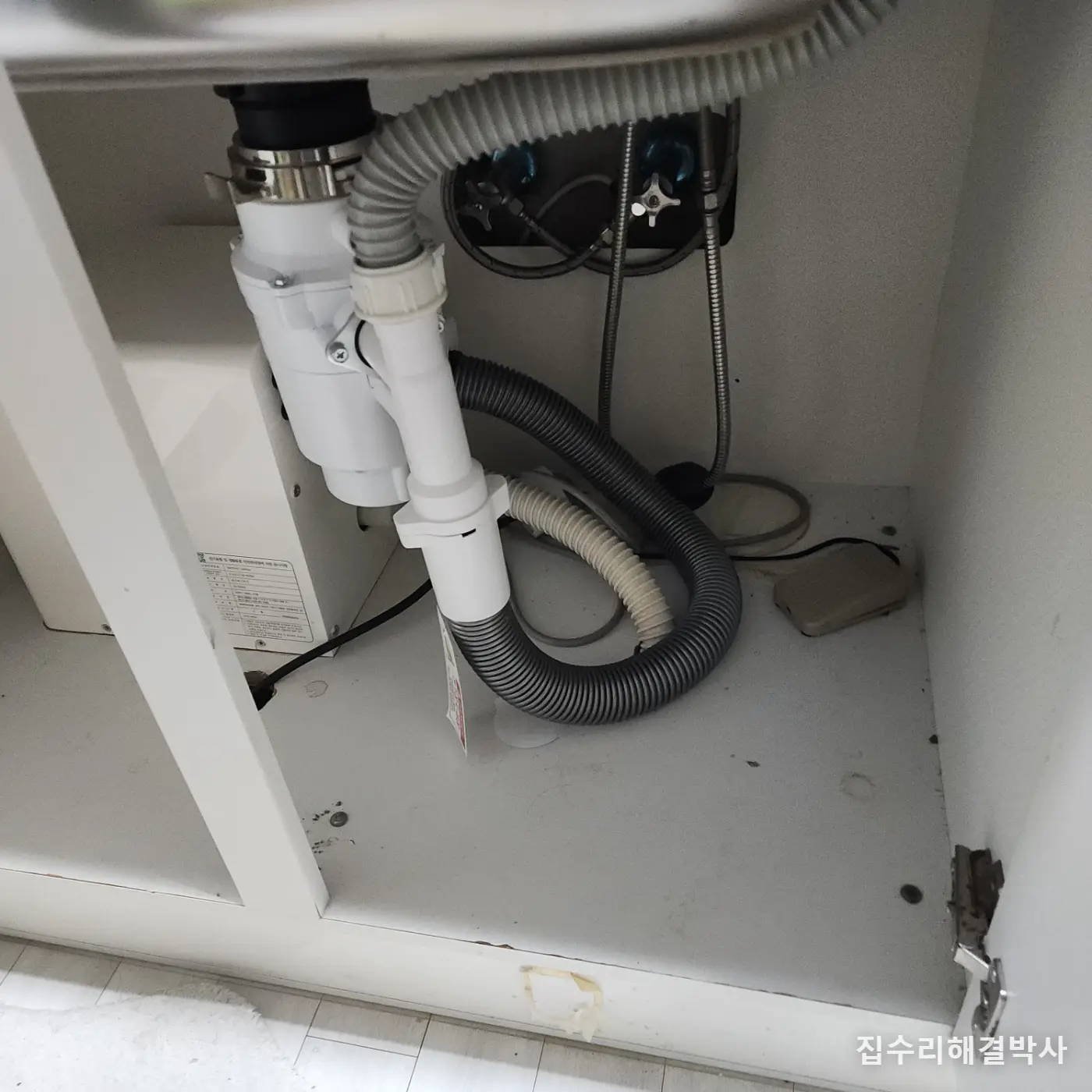 음식물분쇄기를 떼어내도 냄새가 남는 이유 — 배관에 찌꺼기가 쌓여 있습니다 시공 사진 1