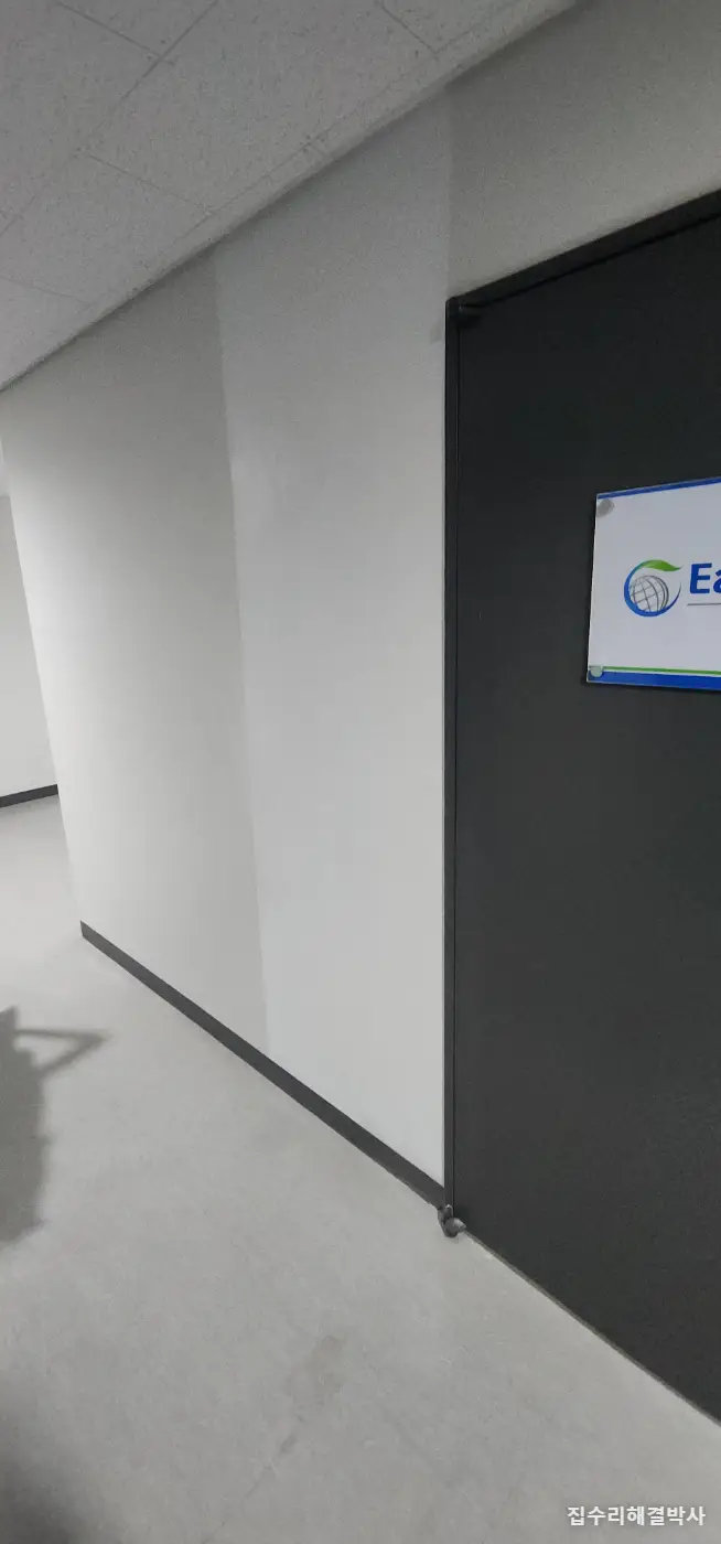 간판 떼다 석고가 뜯겨 나갔다면 — 두껍게 한 번보다 얇게 다섯 번입니다 시공 사진 6