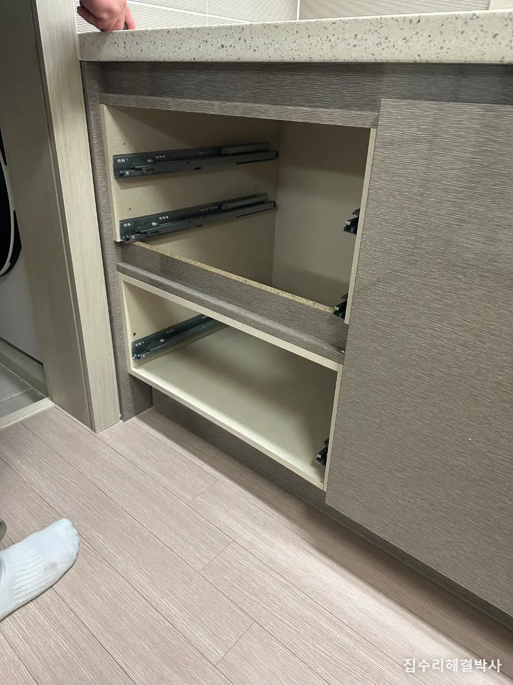 식기세척기 설치 불가 판정 받았을 때 — 싱크대 상판을 뜯어 높이를 올리는 방법 시공 사진 3