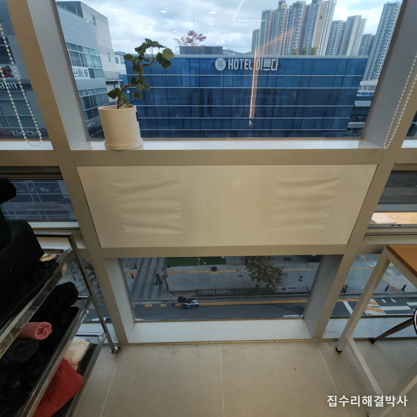 천정도 벽도 못 뚫는 상가 환풍기 — 프로젝트창에 태고합판 프레임을 맞춰 설치 시공 사진 3