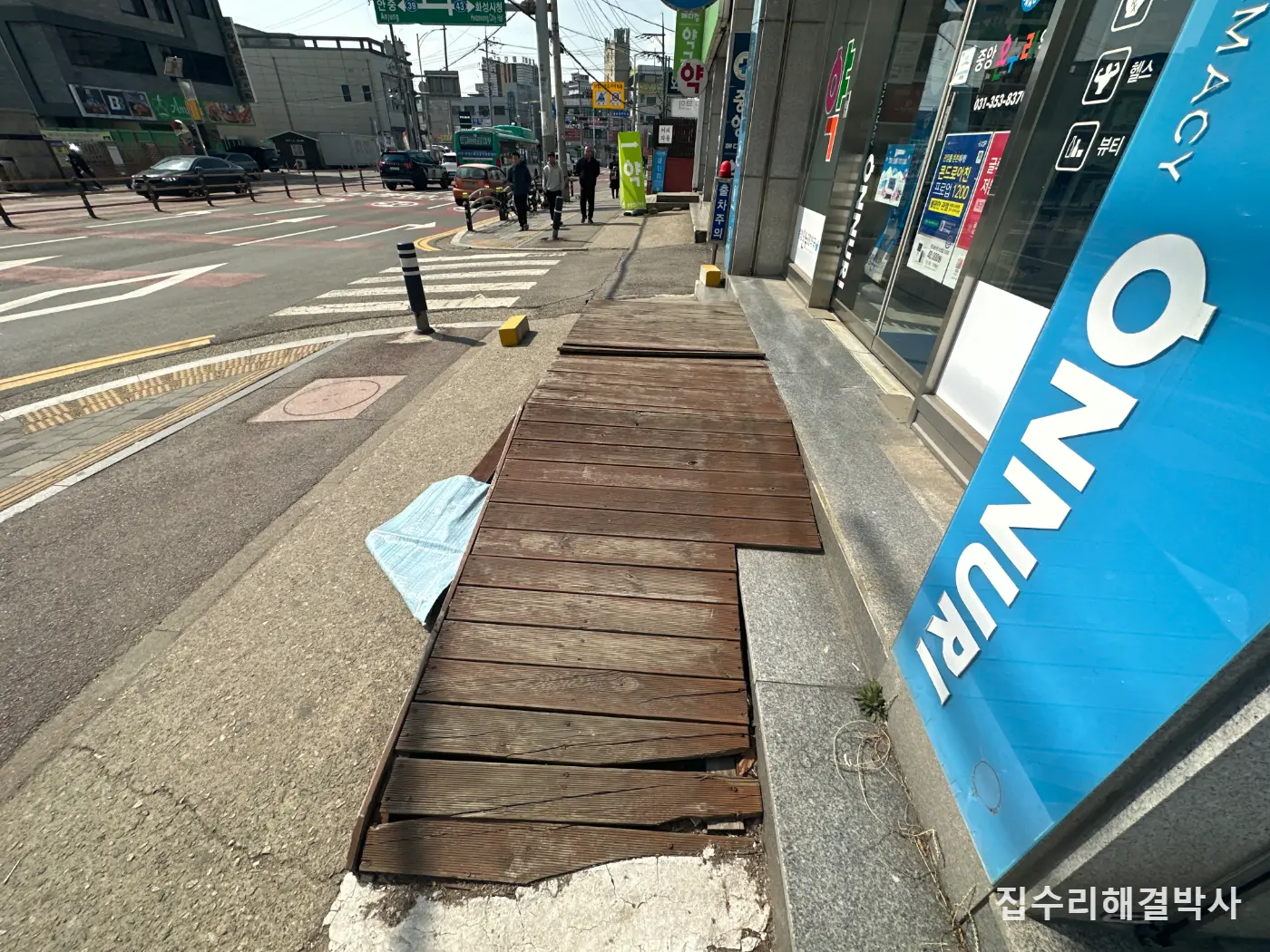 약국 입구 경사로 데크가 삭았을 때 — 영업 중에 방부목만 갈아 끼우는 방법 시공 사진 2