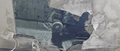 천장 석고보드를 열어 드러난 위층 배관