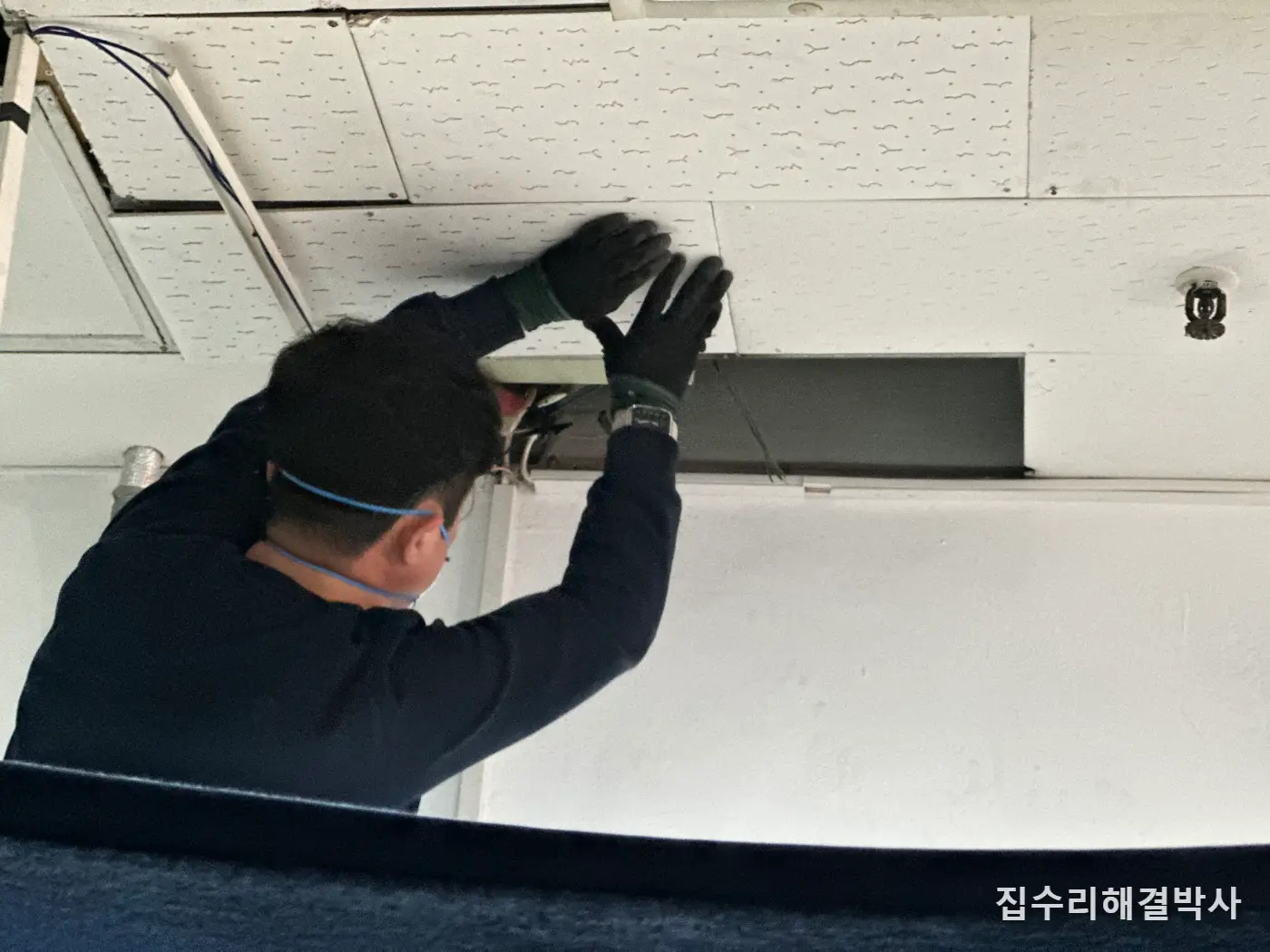 오래된 상가 천장석고가 깨졌는데 단종이라면 — 같은 자재를 구해 깨진 곳만 교체