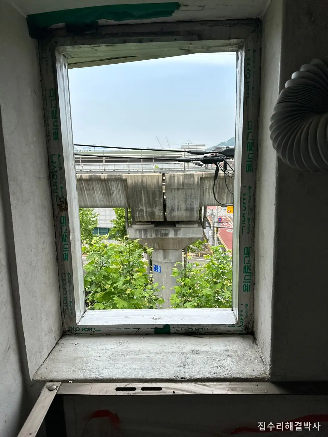 기존 루버창을 떼어 낸 실외기실 창 자리