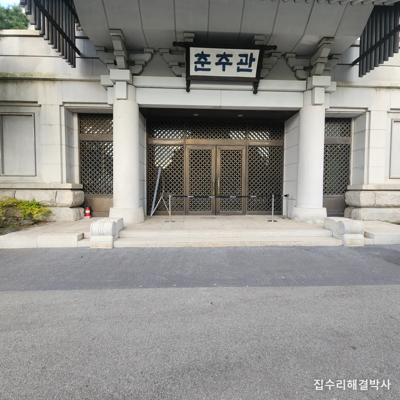 대리석 계단을 뚫지 않고 세우는 경사로 — 행사 끝나면 흔적 없이 걷어냅니다