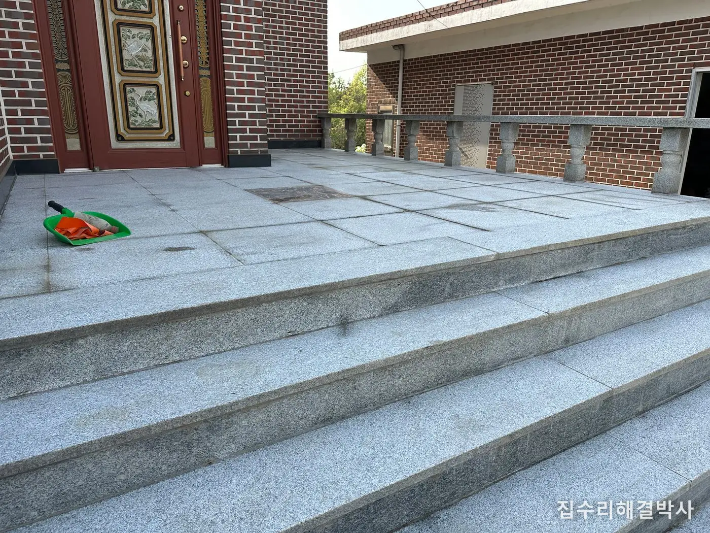 대리석 버너 작업과 메지 작업을 마친 테라스와 계단