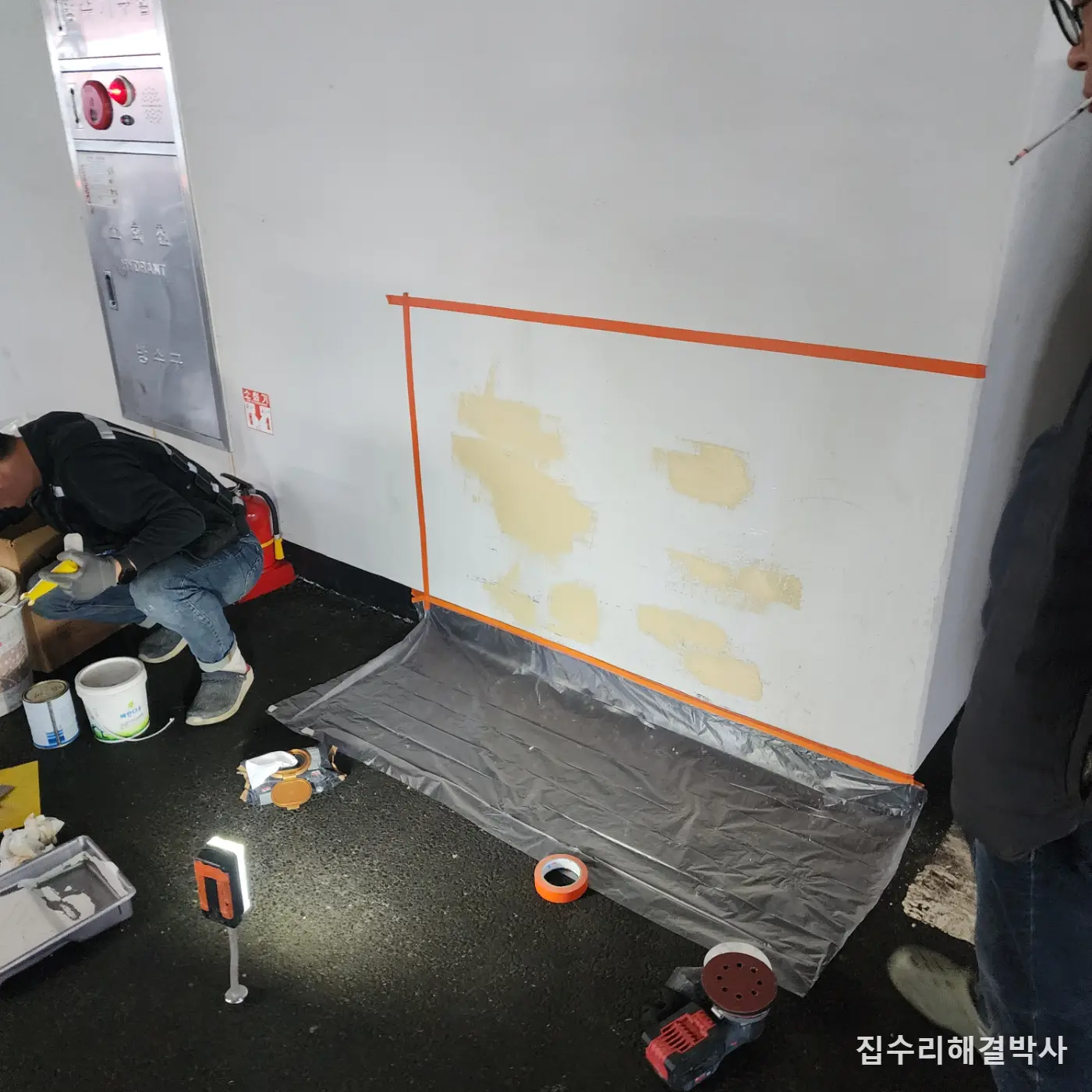 주차장에서 벽을 긁었을 때 — 퍼티로 면 잡고 도장까지 이질감 없이 복원하는 방법 시공 사진 4