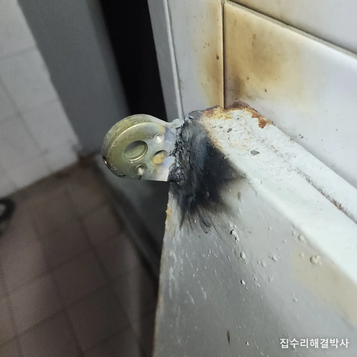 상가 화장실 방화문 힌지가 빠져 덜렁거릴 때 — 하부 경첩 절삭 후 새 힌지 용접 시공 사진 2