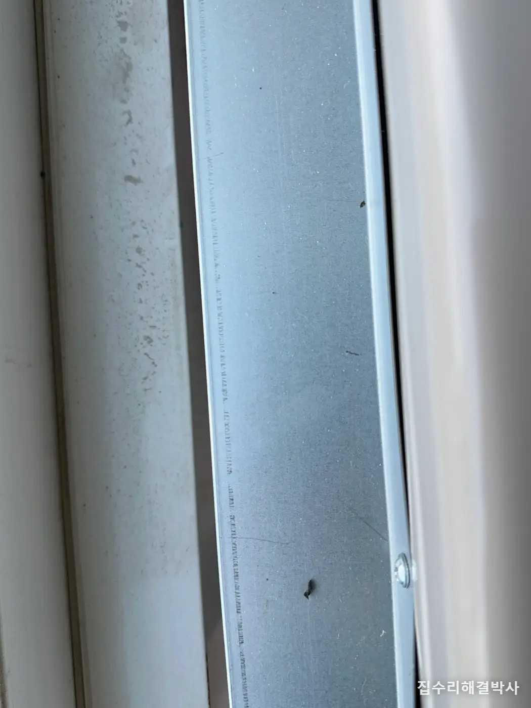 실외기에 막혀 못 고친 루버창과 안 닫히는 문 — 실외기 떼고 교체, 지지대 개조 시공 사진 1