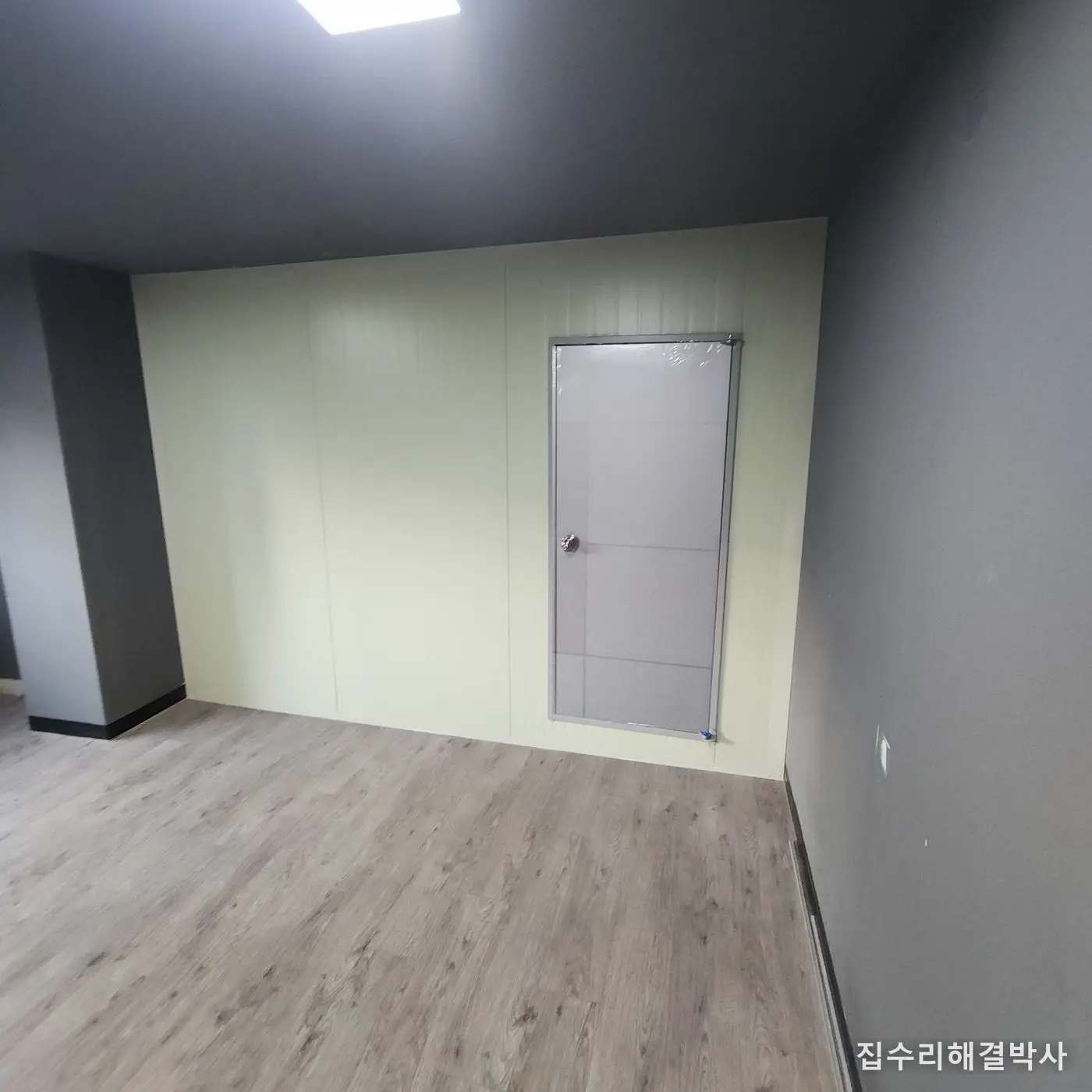 같은 면에 판넬 가벽과 방화문을 마친 모습