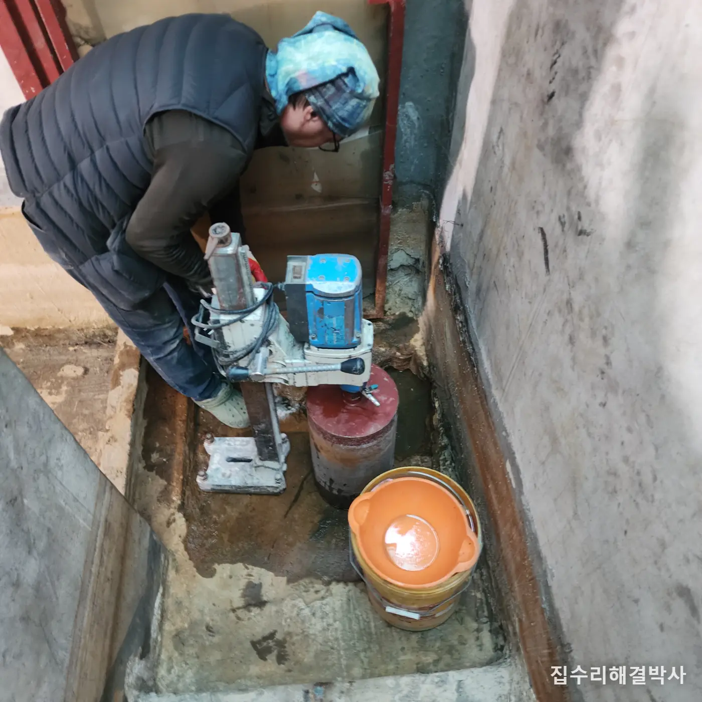 지하 계단에 물이 고일 때 — 습식코어로 집수정 만들고 압상고 맞는 모터 앉히기 시공 사진 1