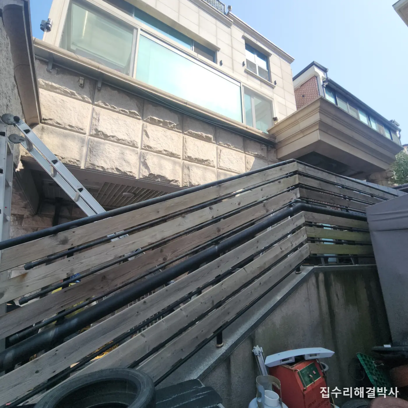 비 맞는 주차장 계단 복층렉산 캐노피 제작 — 피스 대신 아크 풀용접, 물받이까지 시공 사진 1