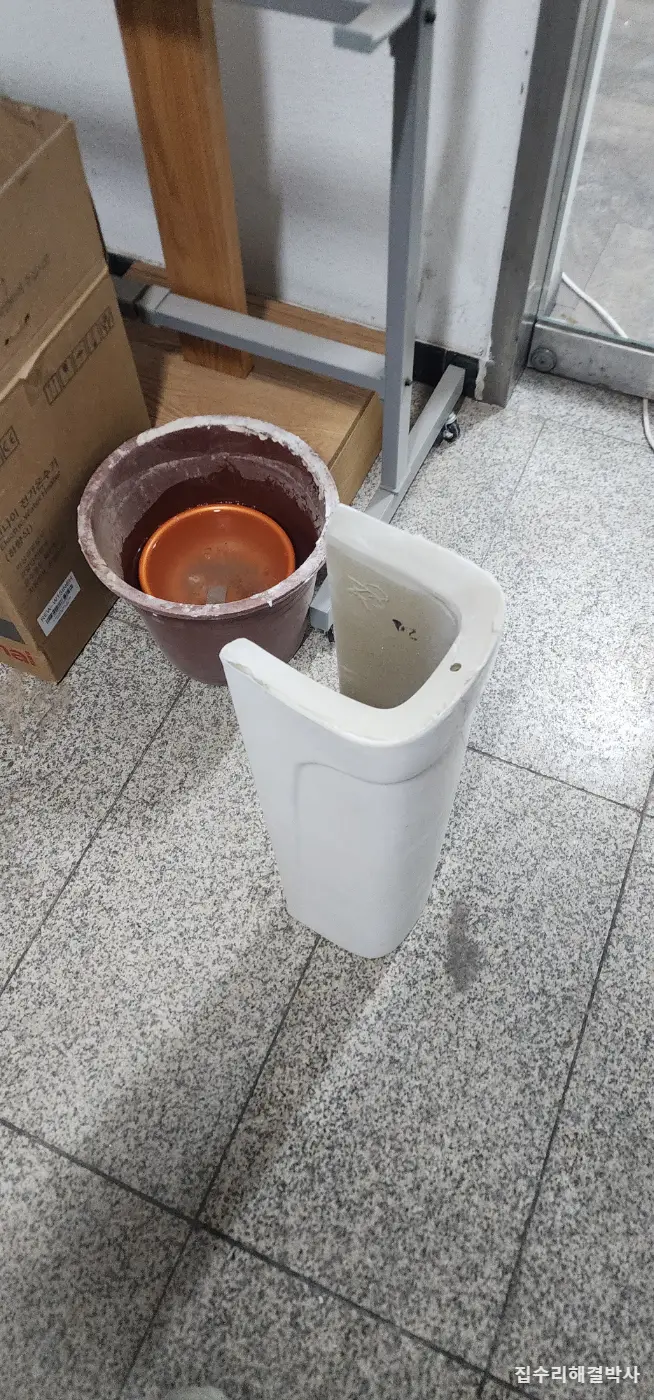 냄새나는 소변기 신형 교체 — 수도를 못 옮겨 후레쉬벨브를 옆으로 뉘어 설치 시공 사진 4