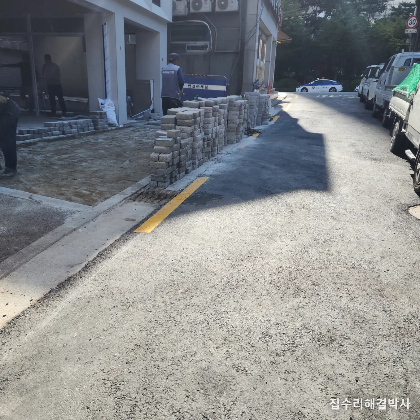 건물 입구 보도블럭이 주저앉고 볼록거린다면 — 블럭이 아니라 물길이 없는 것입니다 시공 사진 1