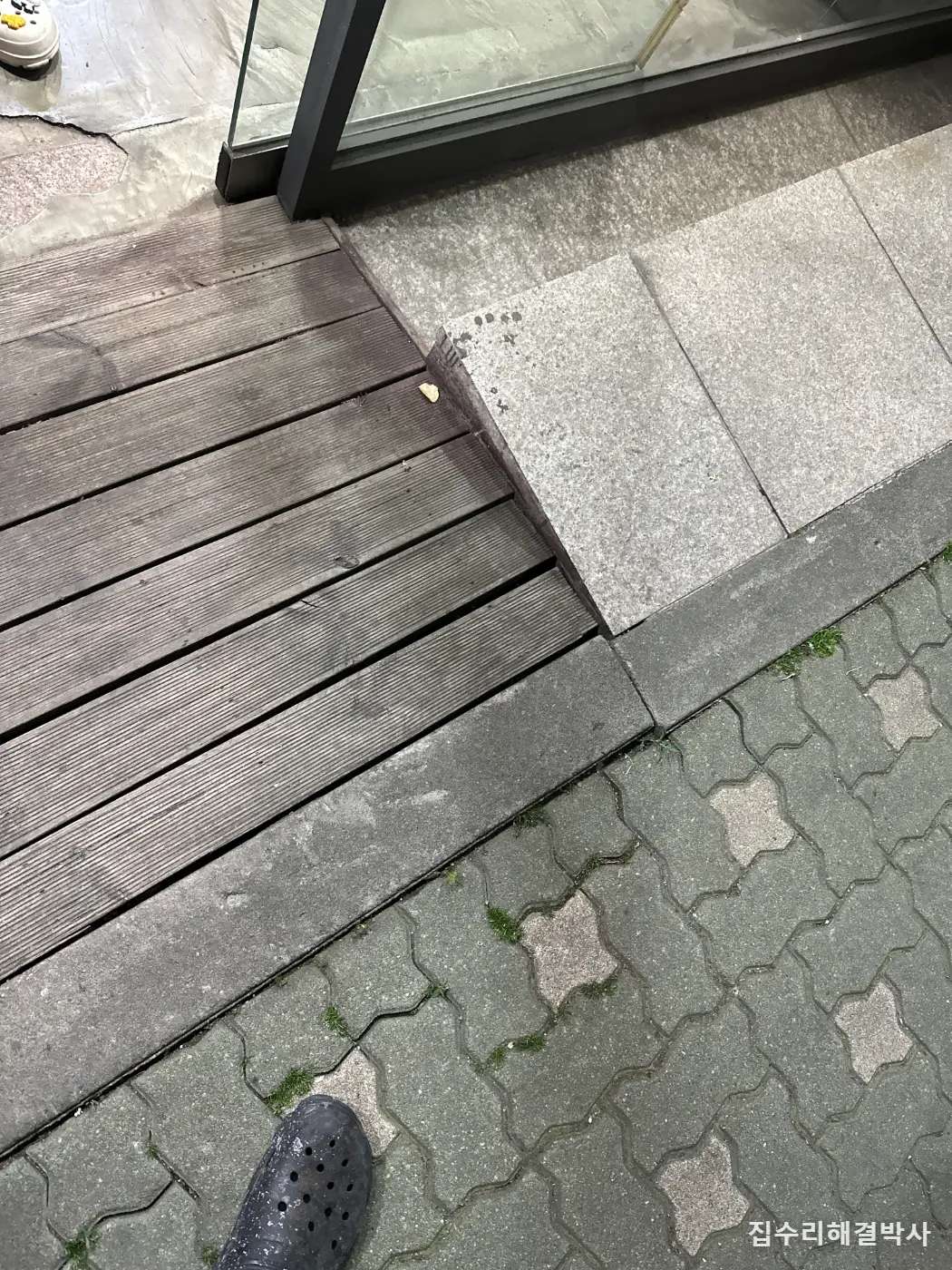 오토바이 사고로 부서진 데크 하지 — 지지대 높이를 하나씩 맞춰 새로 시공 시공 사진 1