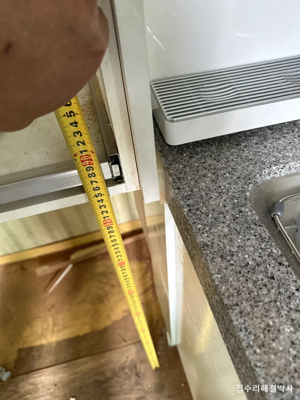 빌트인 세탁기가 안 들어가는 싱크대 — 사이드장 개조로 가로 610·세로 840 시공 사진 7