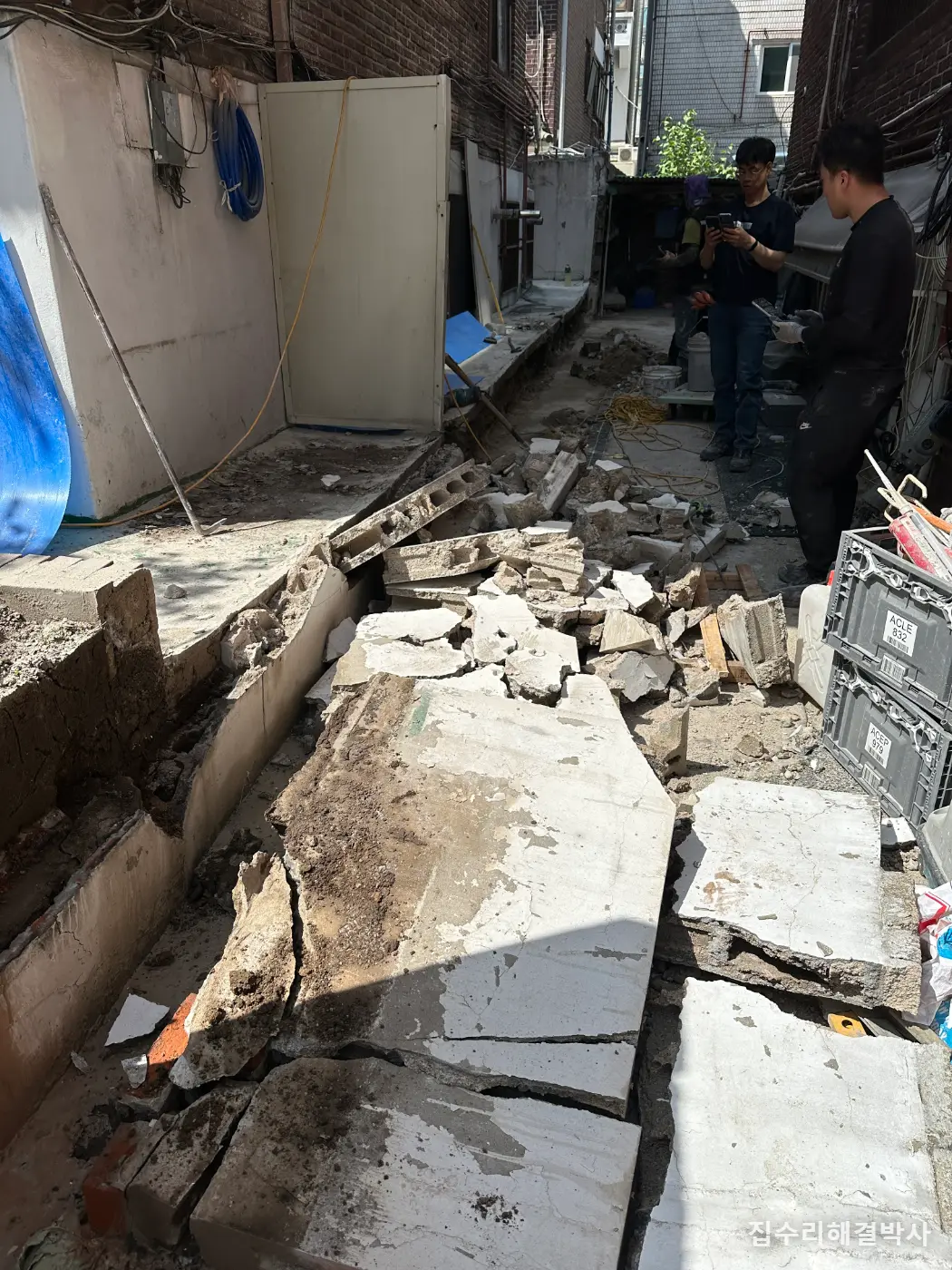 오래된 담장이 넘어가기 직전일 때 — 파트너로 절개해 철거하고 하부지지부터 다시 쌓는 방법