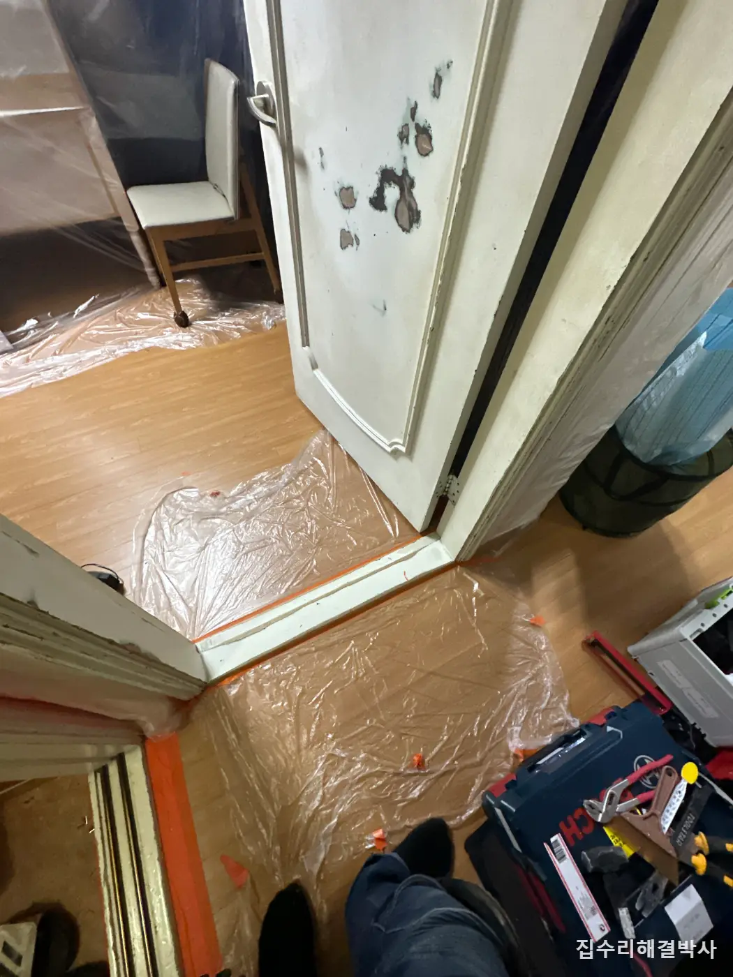 낙서·스티커로 상한 방문 수성페인트 — 중문까지 7개, 젯소 뒤 세 번 칠하기 시공 사진 3