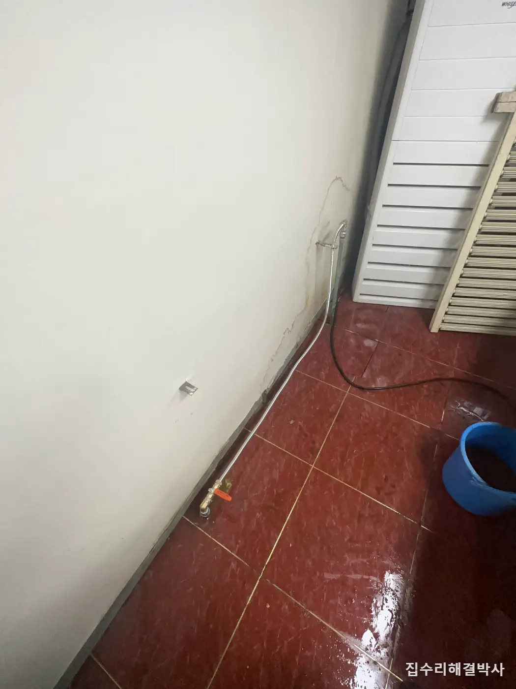 라디에이터에서 물이 샐 때 — 떼어내는 것보다 떼어낸 자리를 잇는 것이 일입니다 시공 사진 6