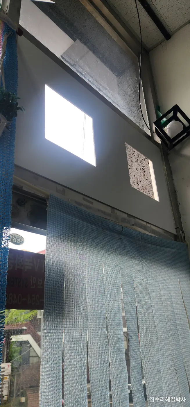 미용실 약품 냄새가 안 빠질 때 — 상가 강화유리를 떼고 아크릴판에 환풍기 달기 시공 사진 5