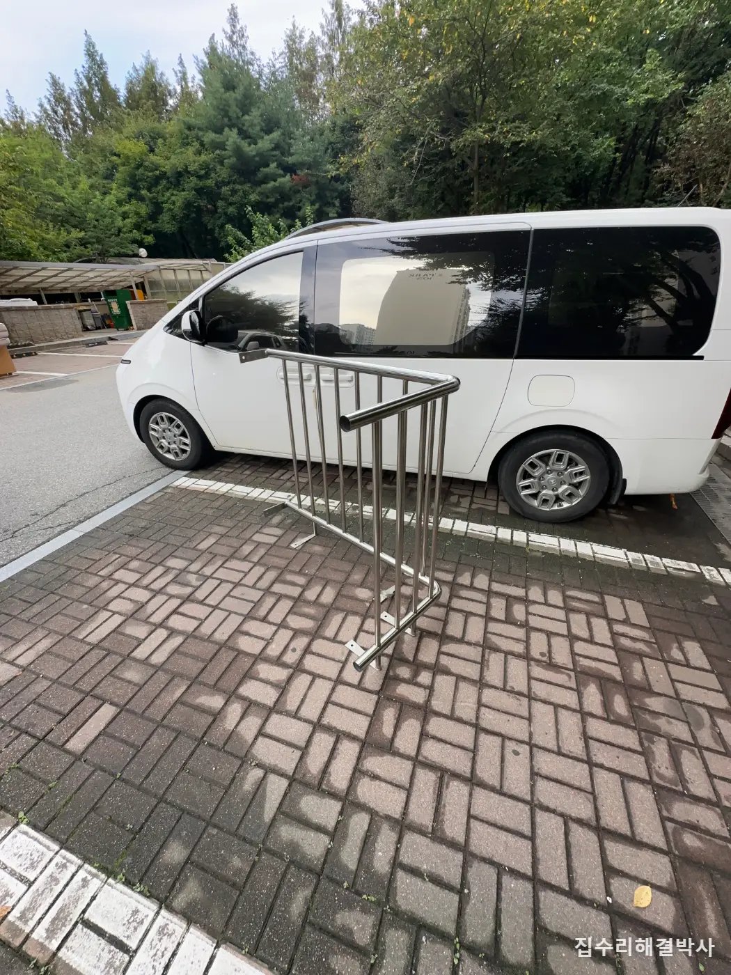 베란다 난간을 통째로 안 뜯고 그 구간만 — 실외기 자리만 절개해 갈아 끼우고 높이 1220mm를 맞춘 방법 시공 사진 5