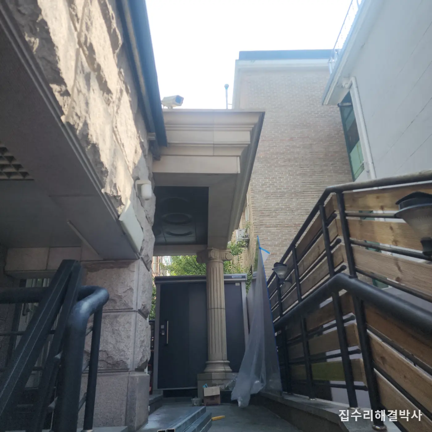 비 맞는 주차장 계단 복층렉산 캐노피 제작 — 피스 대신 아크 풀용접, 물받이까지