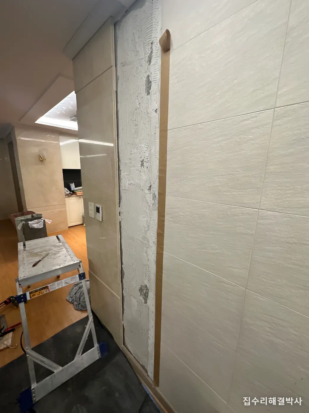 단종된 거실 화산재 타일 복원 — 전국 총판을 수배해 남은 재고로 한 줄 교체 시공 사진 3