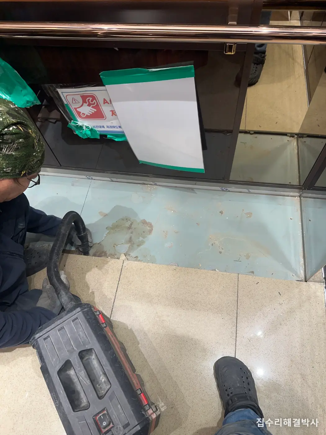 엘리베이터 바닥이 깨졌을 때 — 바닥이 철판이라 자재를 가려 써야 합니다 시공 사진 4