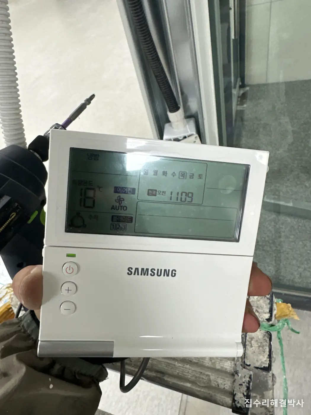 사무실 가벽 철거 후 빈 천정 — T-BAR를 잇고 600각 마이톤으로 복원 시공 사진 5
