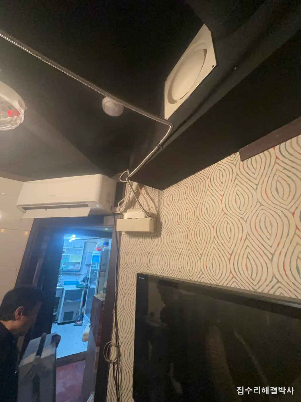 트렌치 세 번 고쳐도 새는 지하 음식점 — 스텐 차수판·에어컨 펌프로 물길 옮기기 시공 사진 5