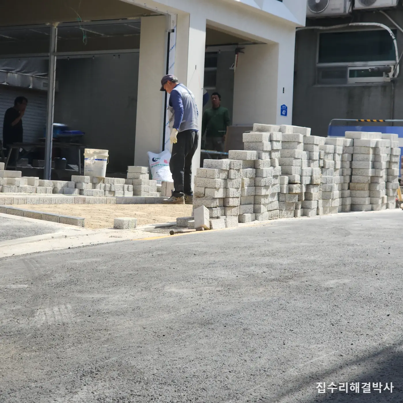 건물 입구 보도블럭이 주저앉고 볼록거린다면 — 블럭이 아니라 물길이 없는 것입니다 시공 사진 7