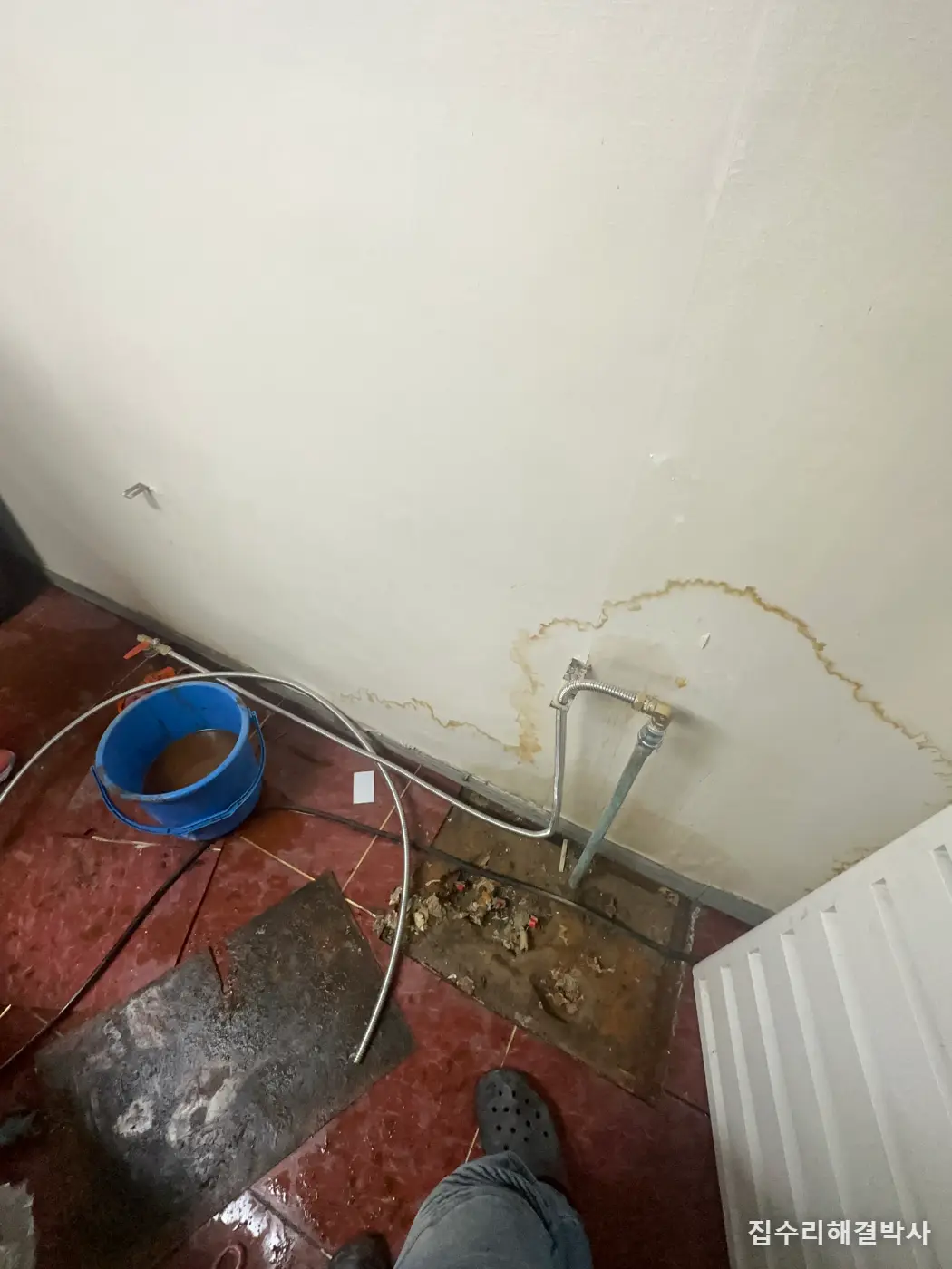 라디에이터에서 물이 샐 때 — 떼어내는 것보다 떼어낸 자리를 잇는 것이 일입니다 시공 사진 5