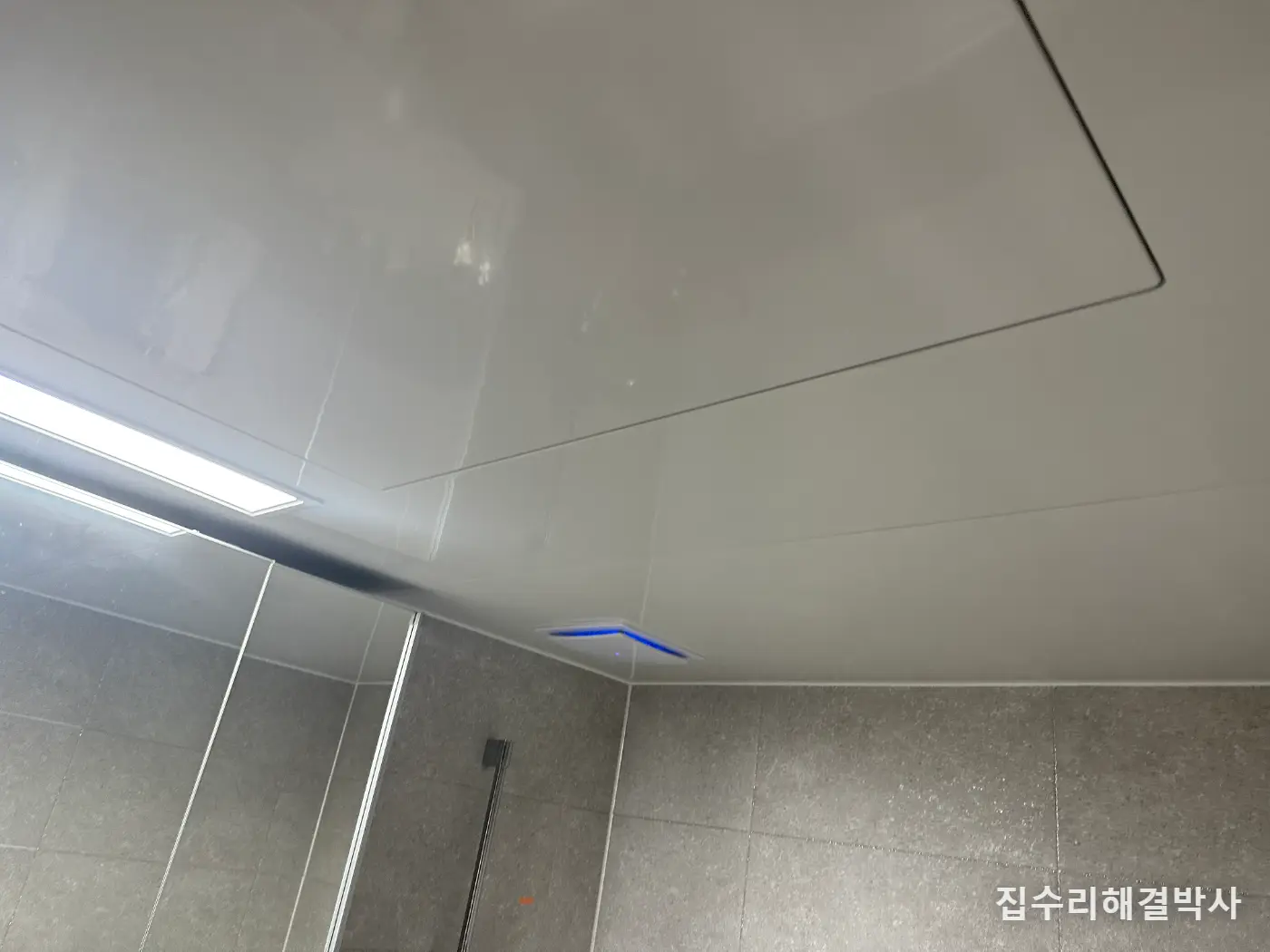 안방 화장실 휴젠뜨 설치 — 알파룸 환기구까지 이어 연결한 현장 시공 사진 2