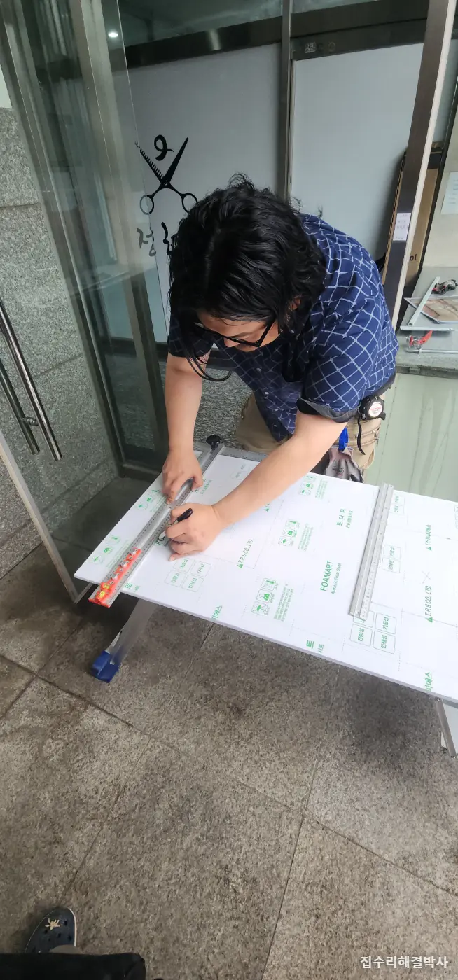 미용실 약품 냄새가 안 빠질 때 — 상가 강화유리를 떼고 아크릴판에 환풍기 달기 시공 사진 4