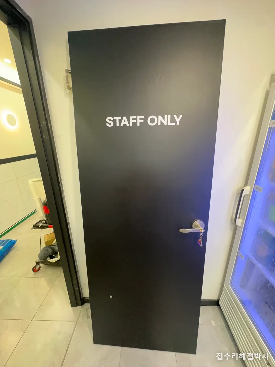 서버실에 창도 환풍기도 못 낼 때 — 문에 환기창을 내어 매장 공기를 끌어들이는 방법 시공 사진 3