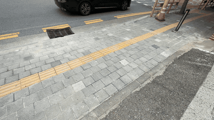 보도블럭을 시멘트로 메우면 더 망가집니다 — 들썩이는 블럭은 아래를 다시 잡아야 합니다 작업 후