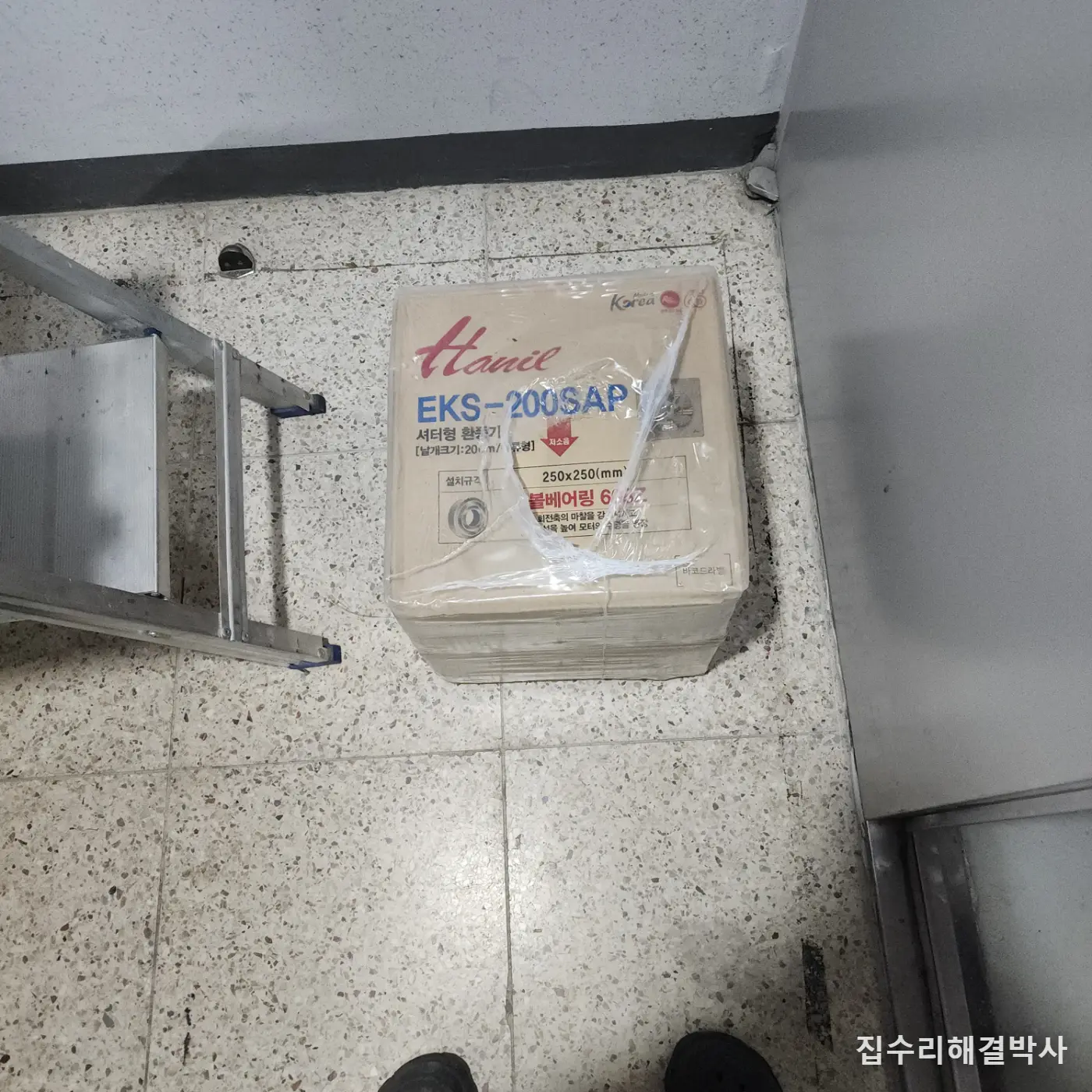 천정도 벽도 못 뚫는 상가 환풍기 — 프로젝트창에 태고합판 프레임을 맞춰 설치 시공 사진 1