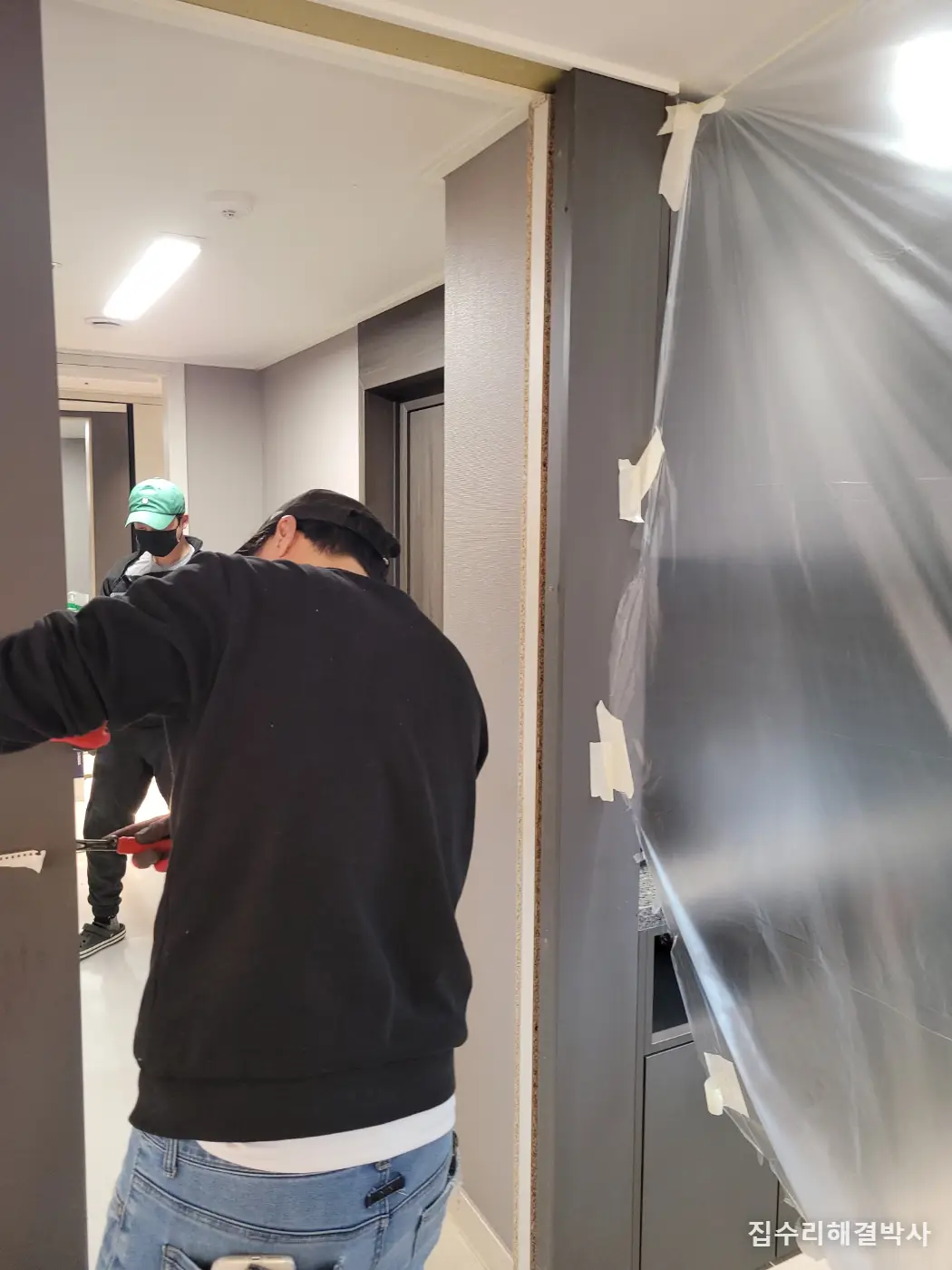 현관 앞 알파룸 철거 — 빙 돌아 들어가던 집을 거실로 트는 부분철거 시공 사진 5