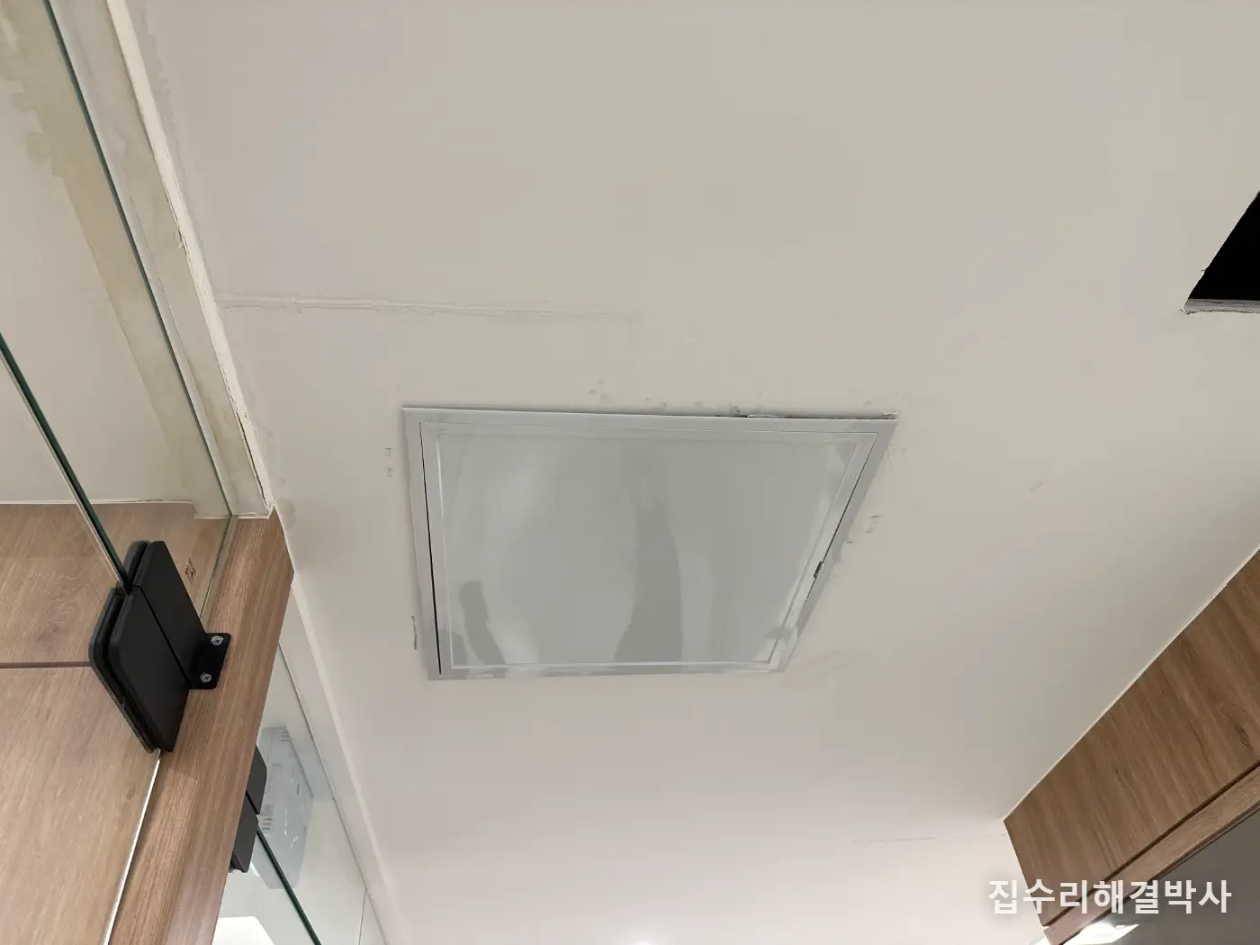 아래층 천장에서 물이 떨어질 때 — 천정을 다 뜯지 말고 점검구부터 내세요 시공 사진 5
