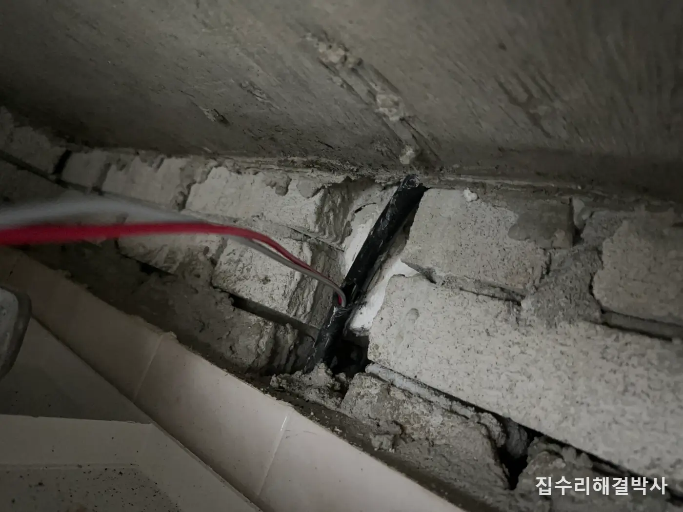 환풍기 없는 빌라 화장실에도 휴젠뜨 노바 설치 — 코어 타공과 전기 이설까지 시공 사진 3