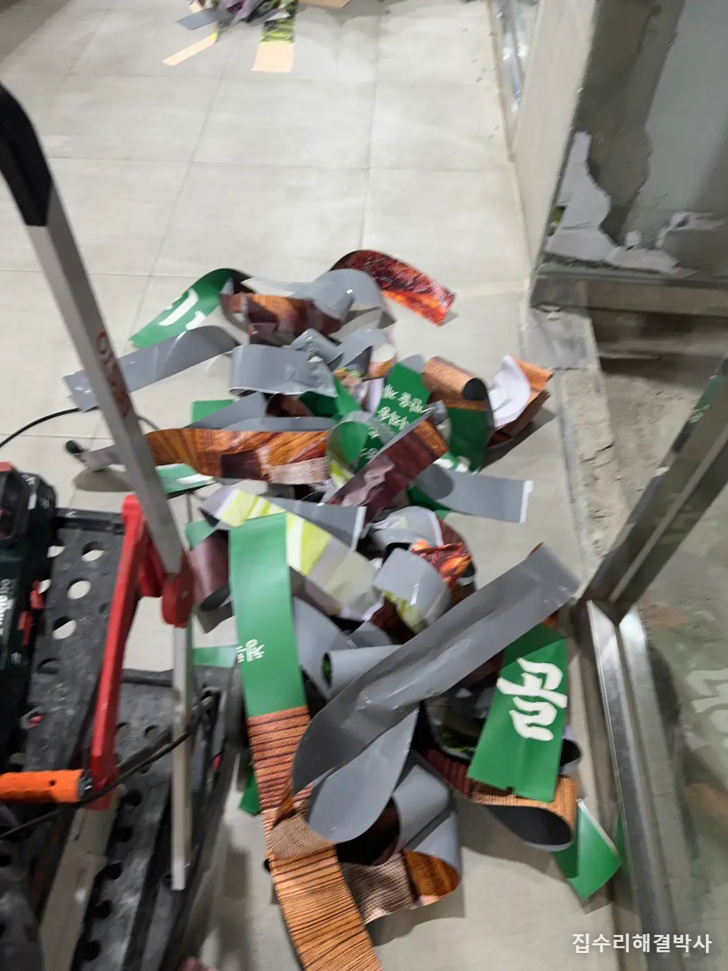 폐업한 고기집 유리 광고필름 철거 — 원상복구를 했는데 필름만 남아 있던 상가 시공 사진 2