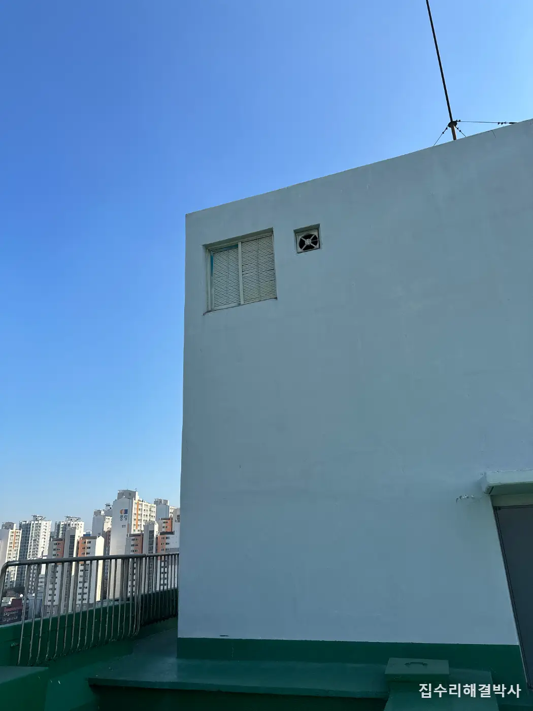 파손된 아파트 기계실 엘리베이터실 환기창 — 특대 사이즈 알루미늄 루바창 제작 시공