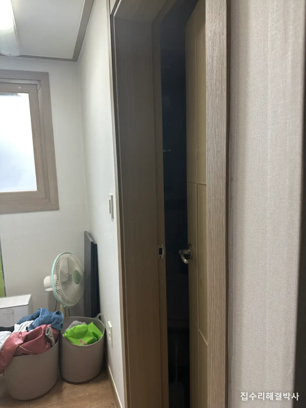 이갈이 강아지가 물어뜯은 몰딩 — 파먹은 곳은 복원하고 필름을 다시 입혔습니다 시공 사진 7