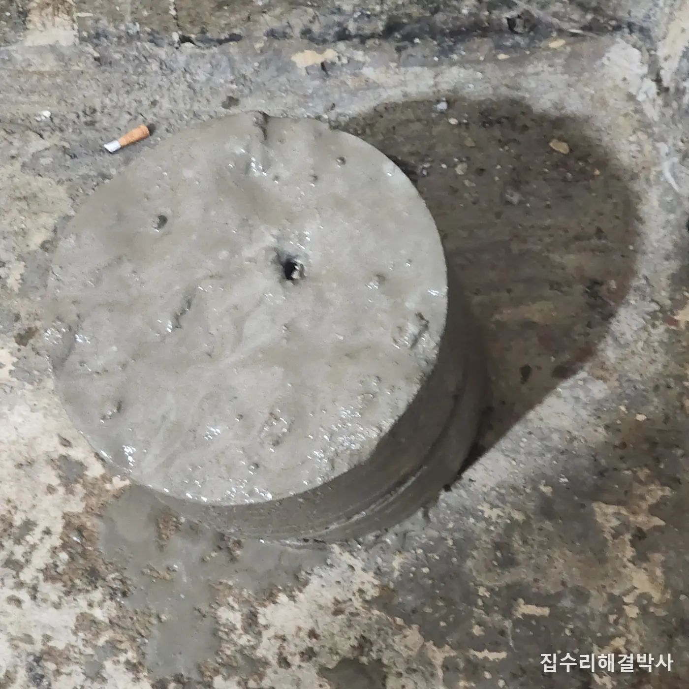 지하 계단에 물이 고일 때 — 습식코어로 집수정 만들고 압상고 맞는 모터 앉히기 시공 사진 2